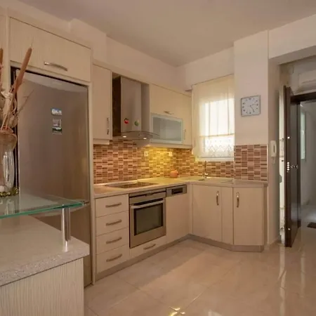 πολυτελές οροφοδιαμέρισμα τίνας Apartment *